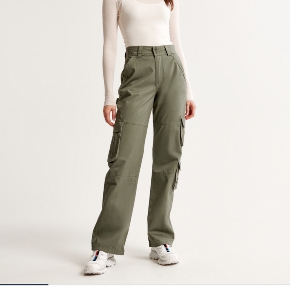 NWOT Abercrombie & Fitch Women’s Relaxed Army Green Cargo Pants 26/2R Curse Love
